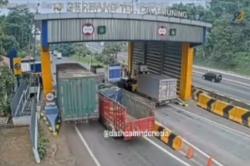 Diduga Rem Blong, Truk Tronton Hantam Dua Kendaraan di Gerbang Tol Cikamuning