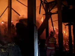 Gudang Penggilingan Tebu di Tulungagung Ludes Terbakar, Diduga Korsleting Pompa Air