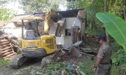 Satpol PP Kota Semarang Robohkan Rumah Berdiri di Atas Aset Pemkot
