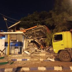 Rem Tangan Tak Berfungsi, Dump Truck Tabrak Truk Tangki dan Fasilitas Umum