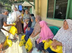 HUT ke-61, Partai Golkar Indramayu Bagikan 300 Paket Sembako ke Warga Jatibarang