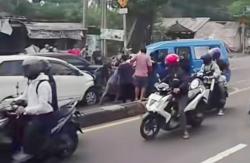 Tabrakan di Bojongsari Depok; Angkot Pindah Jalur, Seruduk Motor dan Mobil hingga Ringsek