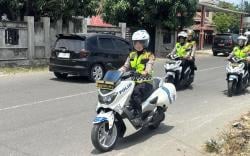 Patroli Sambil Berbagi, Polwan Polres Pidie Jaya Hadir di Tengah Warga