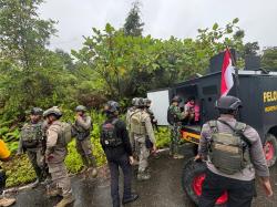 Satgas Ops Damai cartenz dan Aparat TNI-Polri Berhasil Mengevakuasi Korban Selamat dari Aksi KKB