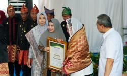 Masyarakat Adat Komering Anugerahi Titiek Soeharto Gelar Ratu Mahkota Tulin Pujian Tebuayan