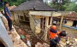 Tembok Penahan Tanah Ambruk, Dinding Ponpes di Pandeglang Jebol Diterjang Hujan Deras