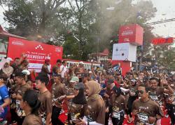 1.000 Pelari Ikuti Friendship Run Purwokerto, Sejumlah Pelari dengan Busana Unik