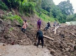 Baru Dicor, Jalan Ciparaja Cibinong Kembali Tertutup Longsor: Warga Desak Pemkab Bantu Perbaiki