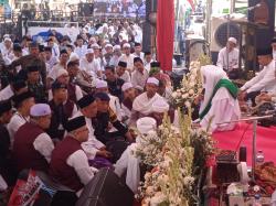 Ribuan Jemaah Padati Kanzus Sholawat Pekalongan, Habib Luthfi Pimpin Maulid Akbar 2025