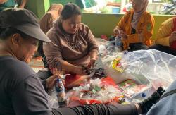 Program Kampung Merdeka Ubah Ribuan Gram Sampah Plastik Jadi Ecobrick