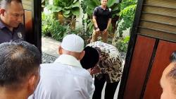 Momen Jokowi Cium Tangan saat Sambut Kedatangan Ustadz Abu Bakar Ba'asyir