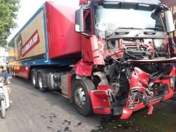 Kecelakaan Dua Truk di Jombang, Mercedes-Benz Hancur Tabrak Tronton, Lalu Lintas Padat