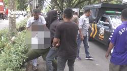 Satpol PP Amankan Perempuan Yang Mengamuk dan Rusak Kios Gerobak Es Buah Milik Orang Tuanya
