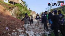 Longsor, Tembok Penahan Tanah di Pacet Mojokerto Ambruk Timpa Mobil dan Rumah Warga