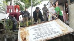 Pemkot Bandung Tertibkan Plang Liar di Sekitar Stadion GBLA