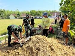 Warga Desa Karangharjo Bersama Anggota Koramil Pulokulon Siapkan Material Untuk TMMD 126
