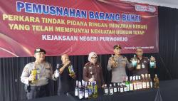 Kejari Purworejo Musnahkan 704 Botol Miras