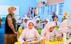 Senyum Anak Sekolah Warnai Hari Pertama Makan Bergizi Gratis di Lingga
