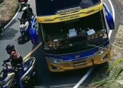 Viral! Pengendara Motor Nekat Hadang Bus Pariwisata demi Buka Jalan untuk Rombongannya