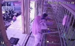 2 Emak-emak Gasak Perhiasan Emas di Dua Toko Pasirian, Aksi Terekam CCTV