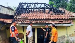 Rumah Warga Seda Kuningan Terbakar, BPBD Turun Tangan Berikan Bantuan Darurat