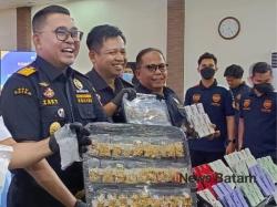 Kurir Pakai Korset untuk Selundupkan Emas Senilai Rp4,8 Miliar di Batam