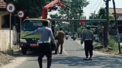 Dinas PU Nganjuk Bongkar Portal, Siapkan Pembatas Jalan Model Baru