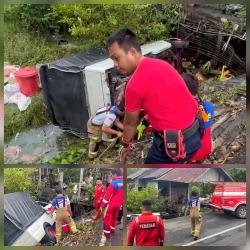 Damkar Barito Selatan Evakuasi Mobil Pikap Terbalik di Tepi Jalan Asam