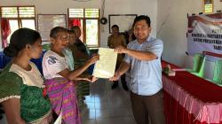 Dukung Program Strategis Nasional, Kejari TTU Dampingi Penyerahan Sertifikat Tanah PTSL Tahun 2025