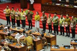 BREAKING NEWS: DPR RI Sahkan 16 UU Baru Sepanjang Tahun Sidang 2024–2025