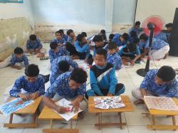 Hari Batik Nasional, Siswa SMP di Lamongan Ciptakan Motif Unik dari Kalender