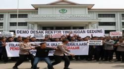 Demo Desak Rektor Tinggalkan Gedung Laboratorium, Mahasiswa Unimor Dipolisikan