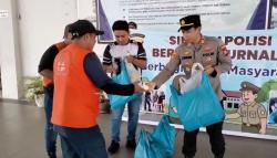 Polda Kepri Gandeng Jurnalis Bagikan Ratusan Paket Jumat Berkah di Pelabuhan Punggur