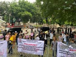 Dukung Presiden Prabowo Berantas Korupsi, Aliansi Anti Korupsi Berunjuk Rasa di Gedung KPK