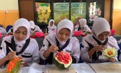 Uniknya Siswa SMK di Ponorogo Ukir Buah dan Sayur Jadi Bunga hingga Burung