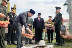 HUT TNI ke 80 Bupati Bengkulu Utara Tabur Bunga di Makqm Pahlawan Ratu Samban