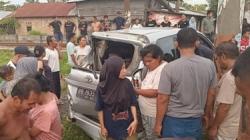 Ngeri! Mobil Avanza Terseret Kereta BBM di Medan, Warga Panik