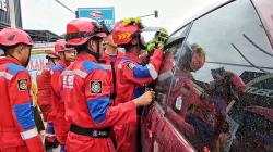 Damkar Palangka Raya Bantu Buka Mobil Terkunci dan mesin Masih Menyala