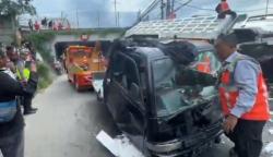 Ngeri! Dump Truk Terjun dari Tol Jakarta–Merak, 5 Orang Luka Parah