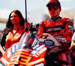Gaji Umbrella Girl di MotoGP Mandalika 2025 Bikin Penasaran, Segini Per Jam!