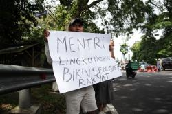 Rombongan Menteri LH Hanif Faisol Dikepung Massa di Puncak, Dialog dengan Warga Batal