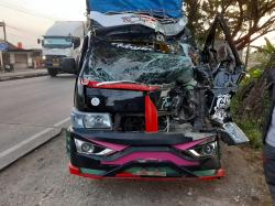 Mobil Pikap Muat Merpati Lomba Tabrak Truk Parkir di Babat, Satu Penumpang Dilarikan ke RS