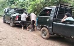 Mobil Warga Mogok di Jalan Menanjak BNS, Kapolres Tanggamus Langsung Bantu