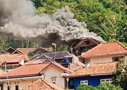 Rumah Dua Lantai di Ciniru Ludes Terbakar, Medan Terjal Hambat Pemadaman