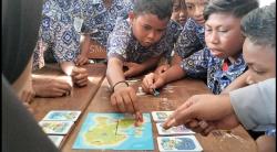 Hebat! Siswa SD di Pulau Rinca Belajar Fisika dan Alam Lewat Boardgame dari ITB