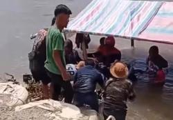 Rakit PenyeberanganTenggelam Karena Kelebihan Muatan, Penumpang dan Kendaraan Masuk  Sungai Rokan 