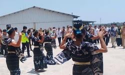 Dari Tabuhan Gong dan Tambur Tarian Harama hingga Air Salut,  Bandara UMK Sambut Maskapai Baru
