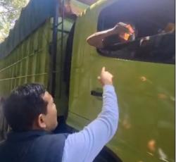 Viral ! Wagub Aceh Dek Fadh Adang Truk Pelat dari Sumbar, Malah Kasih Uang Makan