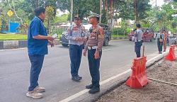 Petugas Pasang Garis Larangan parkir di Kawasan Duta Mall Palangka Raya, Terapkan Parkir Modern