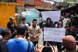 Menteri Lingkungan Hidup Tidak Jadi  Dialog, Warga Puncak Sampaikan Kekecewaan